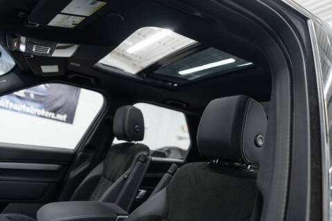 2023 Land Rover Discovery P300 S R-Dynamic