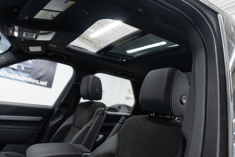 2023 Land Rover Discovery P300 S R-Dynamic