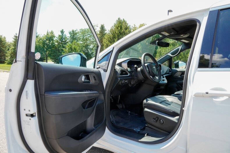 2025 Chrysler Pacifica Select