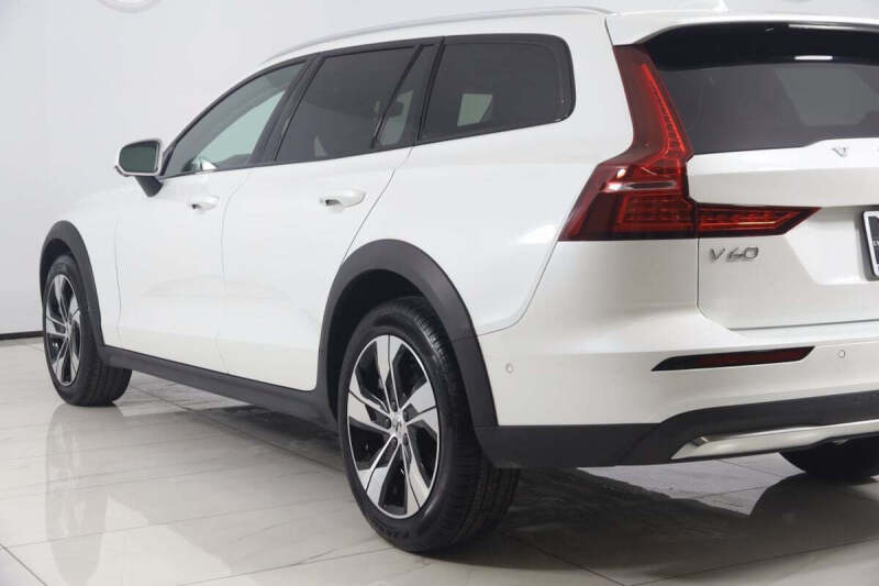 2024 Volvo V60 Cross Country B5 Plus