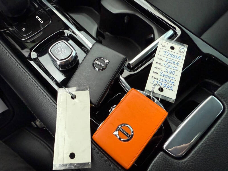 2022 Volvo S60 Recharge T8 R-Design Expression