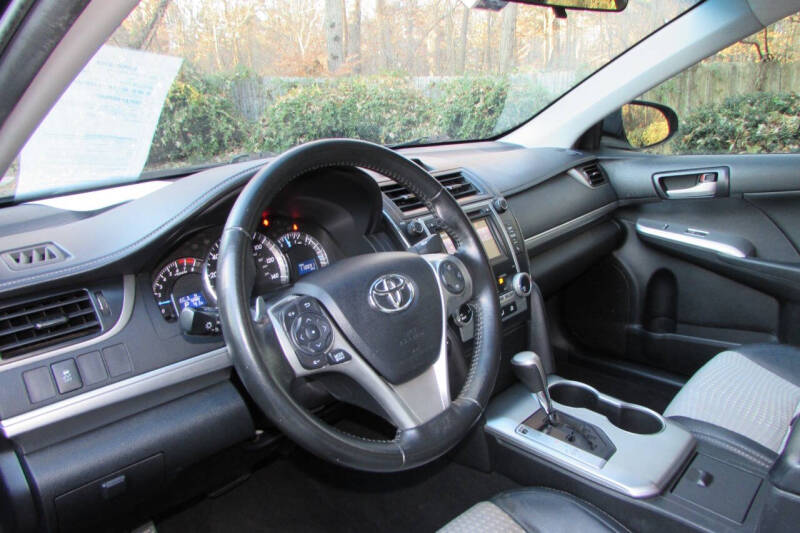 2014 Toyota Camry SE photo 19