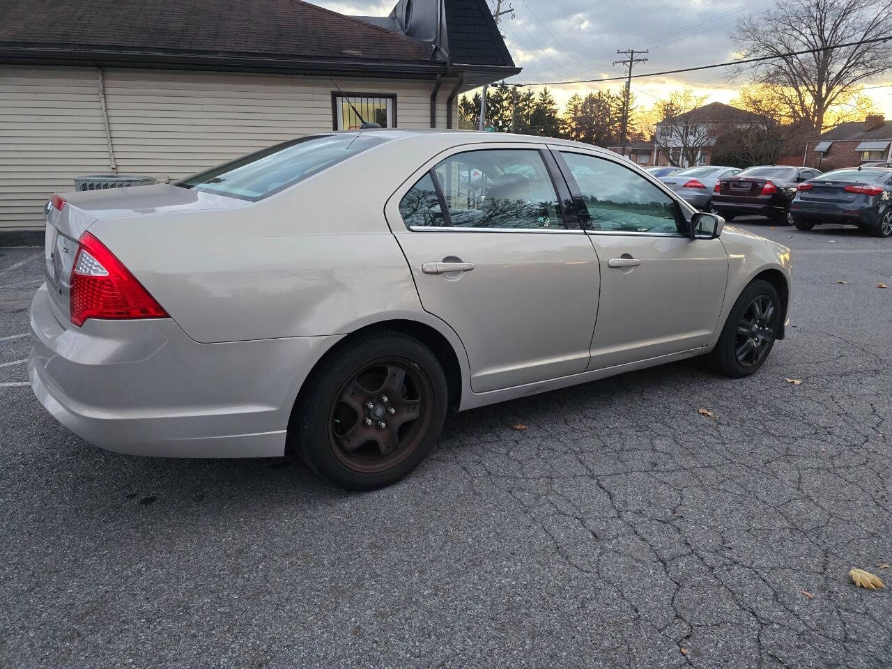 2010 Ford Fusion for sale at QUEENSGATE AUTO SALES in York, PA