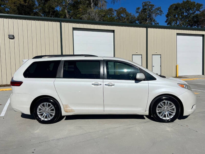 2017 Toyota Sienna XLE 7-Passenger Auto Access Seat