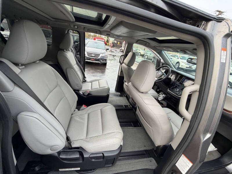 2016 Toyota Sienna XLE 8-Passenger