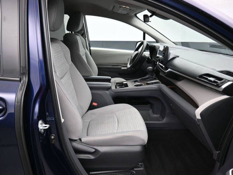 2022 Toyota Sienna LE 8-Passenger