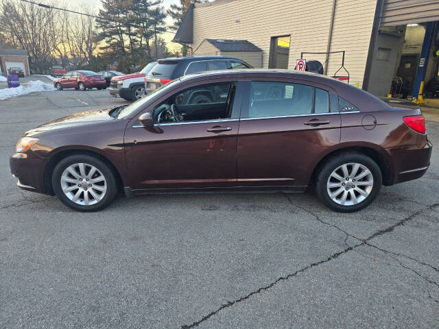 2013 Chrysler 200 for sale at QUEENSGATE AUTO SALES in York, PA