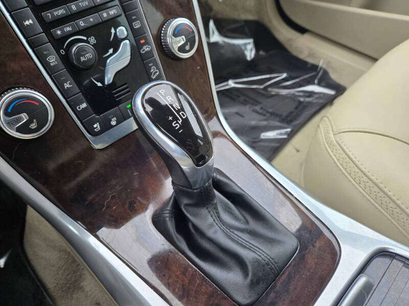 2016 Volvo XC70 T5 Platinum