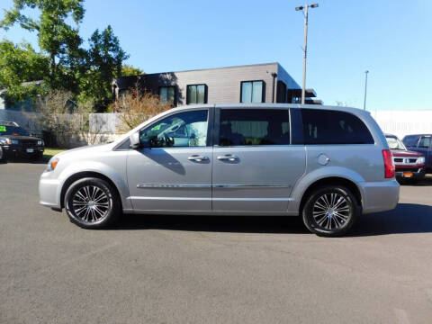 2014 Chrysler Town and Country S