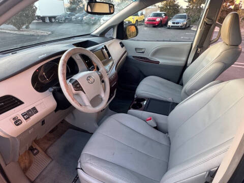 2013 Toyota Sienna XLE 7-Passenger Auto Access Seat
