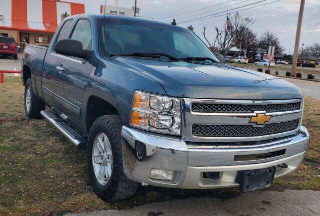 2011 Chevrolet Silverado 1500 for sale at DURANGO AUTO CENTER LLC in Tulsa, OK