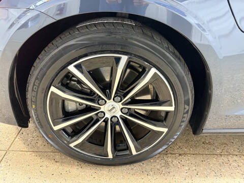 2024 Volvo S60 Recharge T8 Core Dark Theme