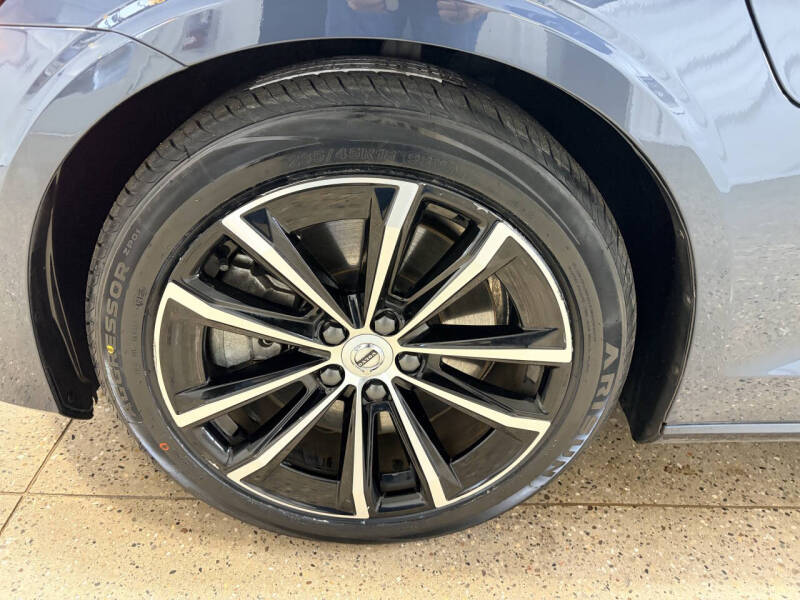 2024 Volvo S60 Recharge T8 Core Dark Theme