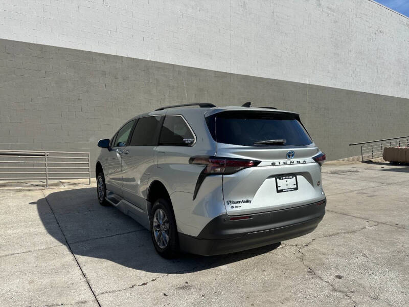 2025 Toyota Sienna XLE 8-Passenger