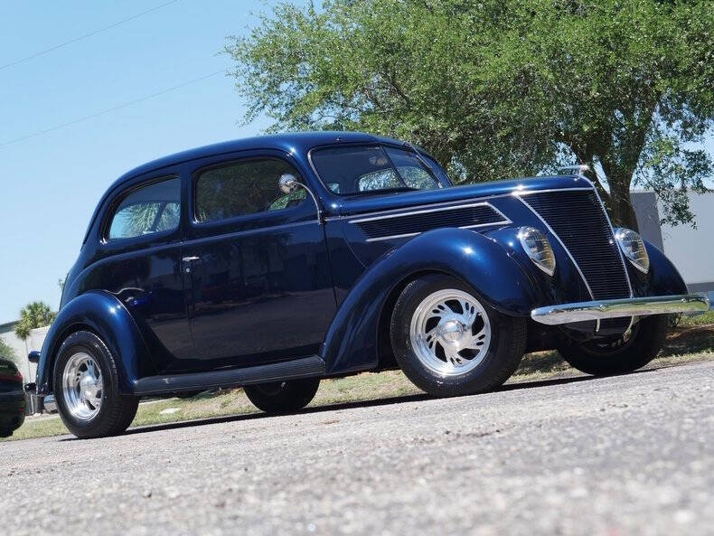 1937 Ford Deluxe