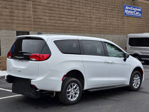 2025 Chrysler Voyager LX