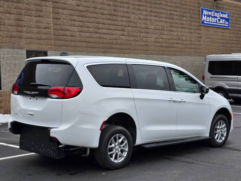 2025 Chrysler Voyager LX