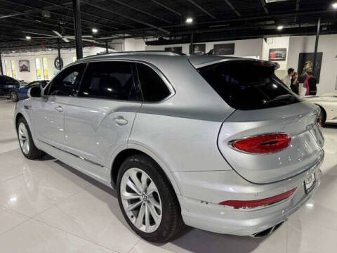 2023 Bentley Bentayga EWB V8