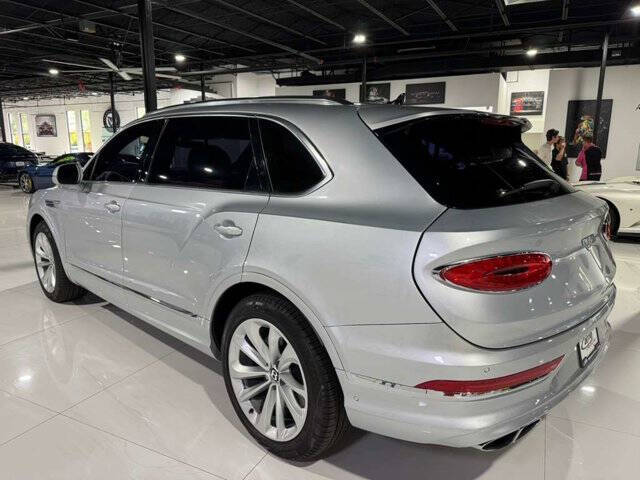 2023 Bentley Bentayga EWB V8