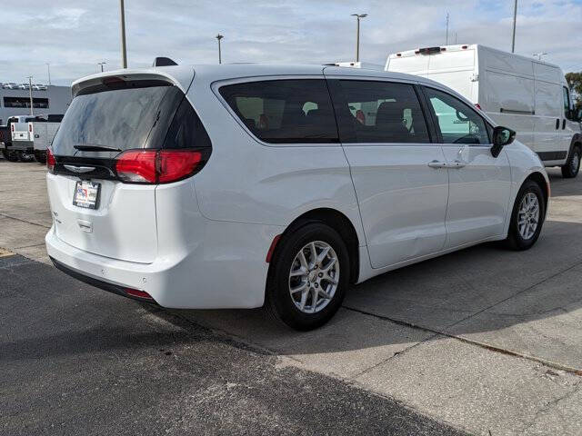 2025 Chrysler Voyager LX