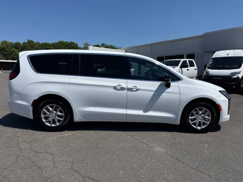 2027 Chrysler Pacifica Select