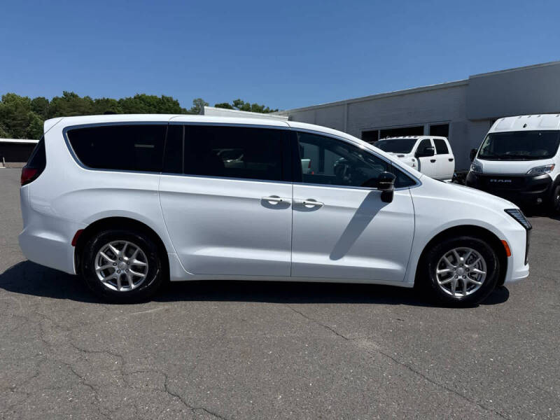 2027 Chrysler Pacifica Select