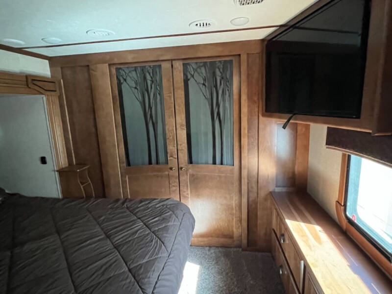 2018 Thor Motor Coach Redwood