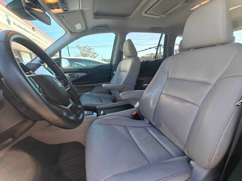 2020 Honda Pilot Touring w/Rear Captain's Chairs