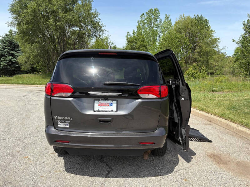 2023 Chrysler Voyager LX