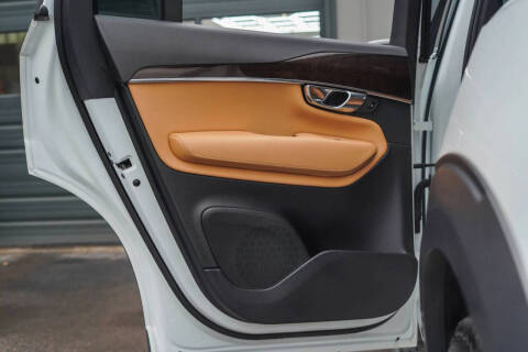 2016 Volvo XC90 T6 Momentum