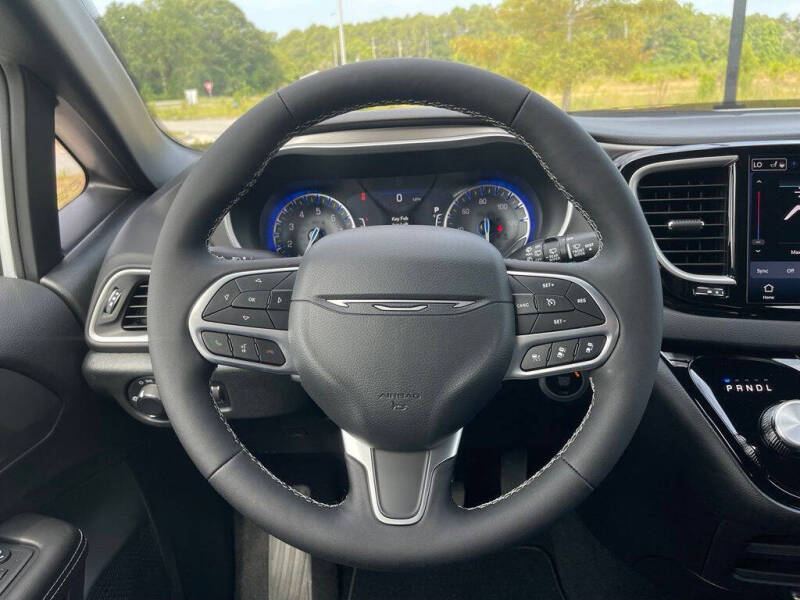 2027 Chrysler Pacifica LX