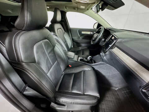2023 Volvo XC40 B5 Plus Dark Theme