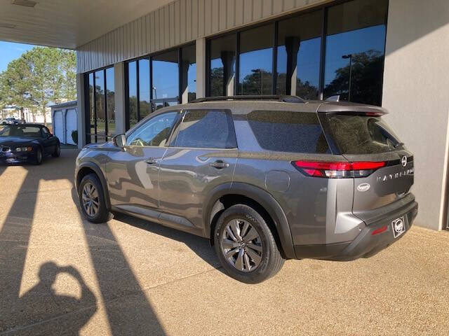 2025 Nissan Pathfinder SV