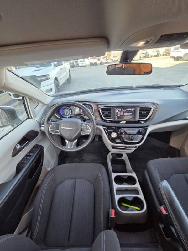 2022 Chrysler Voyager LX