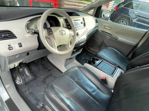 2011 Toyota Sienna SE 8-Passenger