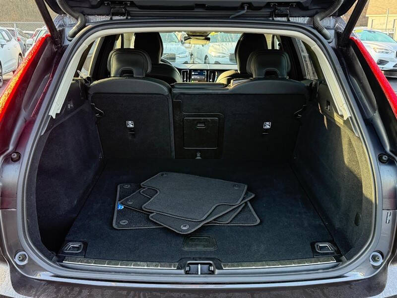 2025 Volvo XC60 B5 Plus Dark Theme