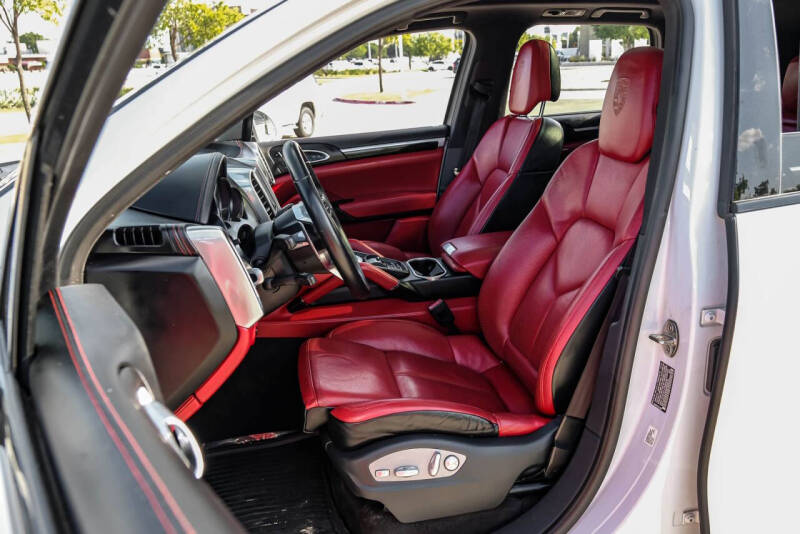 2017 Porsche Cayenne Platinum Edition