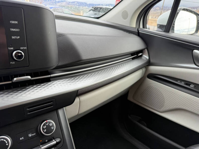 2024 Kia Carnival LX