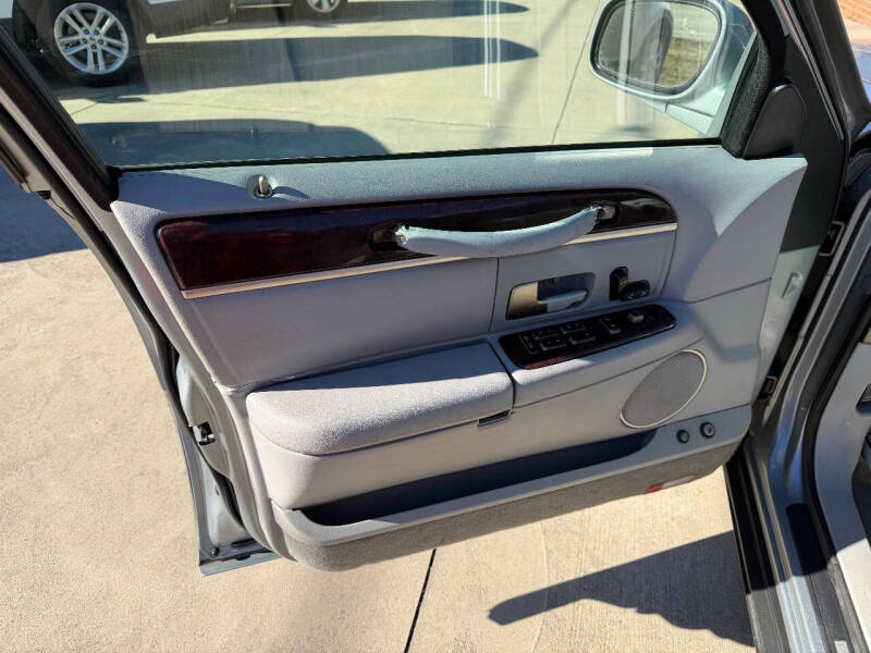 2006 Lincoln Town Car Signature