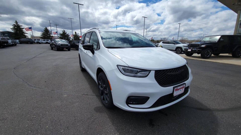 2024 Chrysler Pacifica for sale at Victoria Auto Sales in Victoria, MN