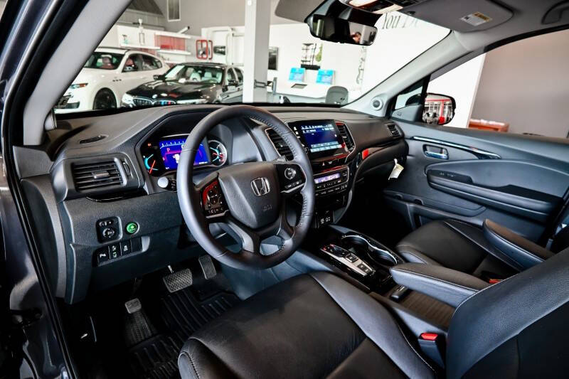 2022 Honda Pilot Touring w/Rear Captain's Chairs