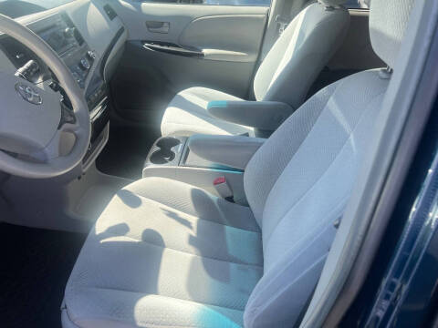 2011 Toyota Sienna LE 8-Passenger
