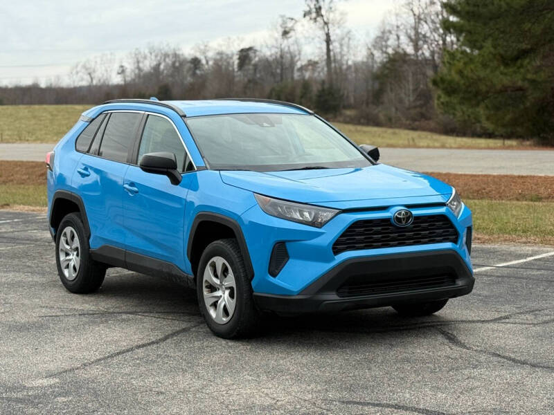 2021 Toyota RAV4 LE's photo
