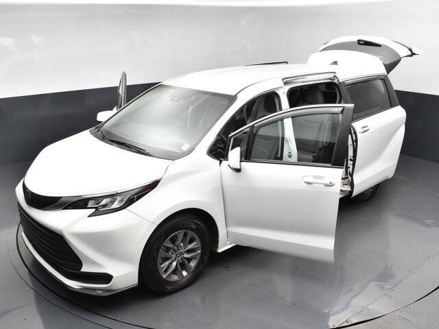 2022 Toyota Sienna LE 8-Passenger