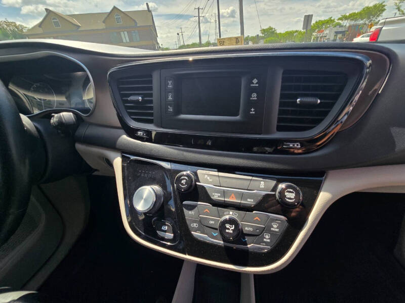 2017 Chrysler Pacifica Touring-L