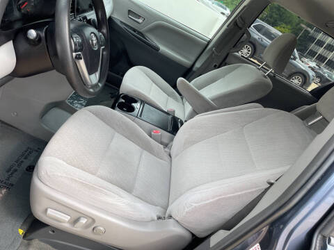 2016 Toyota Sienna LE 7-Passenger Auto Access Seat
