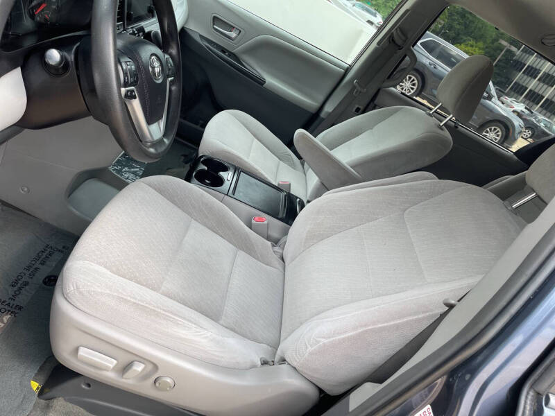 2016 Toyota Sienna LE 7-Passenger Auto Access Seat