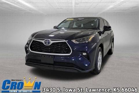 2023 Toyota Highlander Hybrid for sale at Crown Automotive of Lawrence Kansas in Lawrence KS