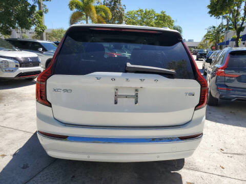 2025 Volvo XC90 T8 Ultra Bright Theme 7P