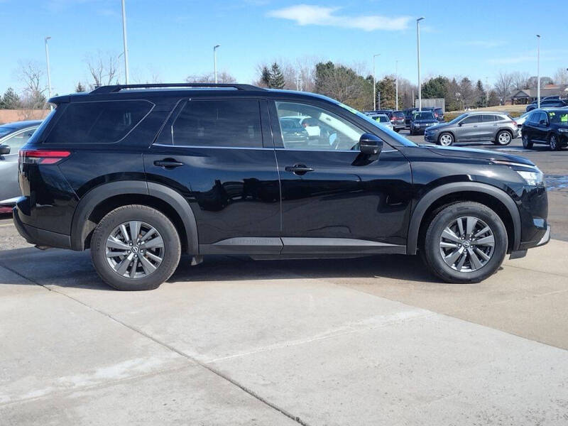 2023 Nissan Pathfinder SV